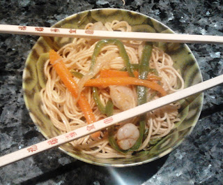 Noodles con verduras y gambas