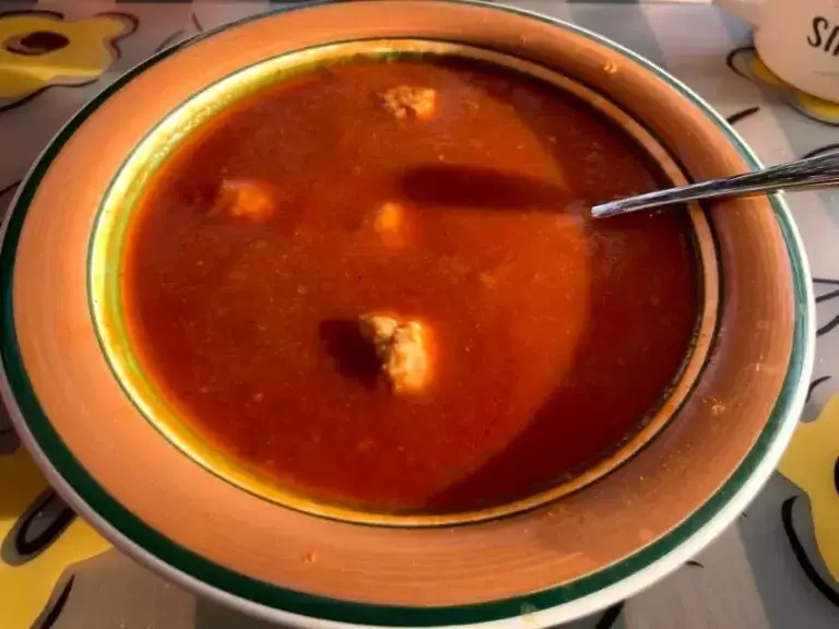 Sopa de tomate con albóndigas