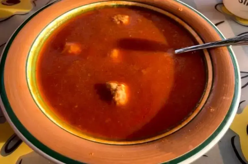Sopa de tomate con albóndigas